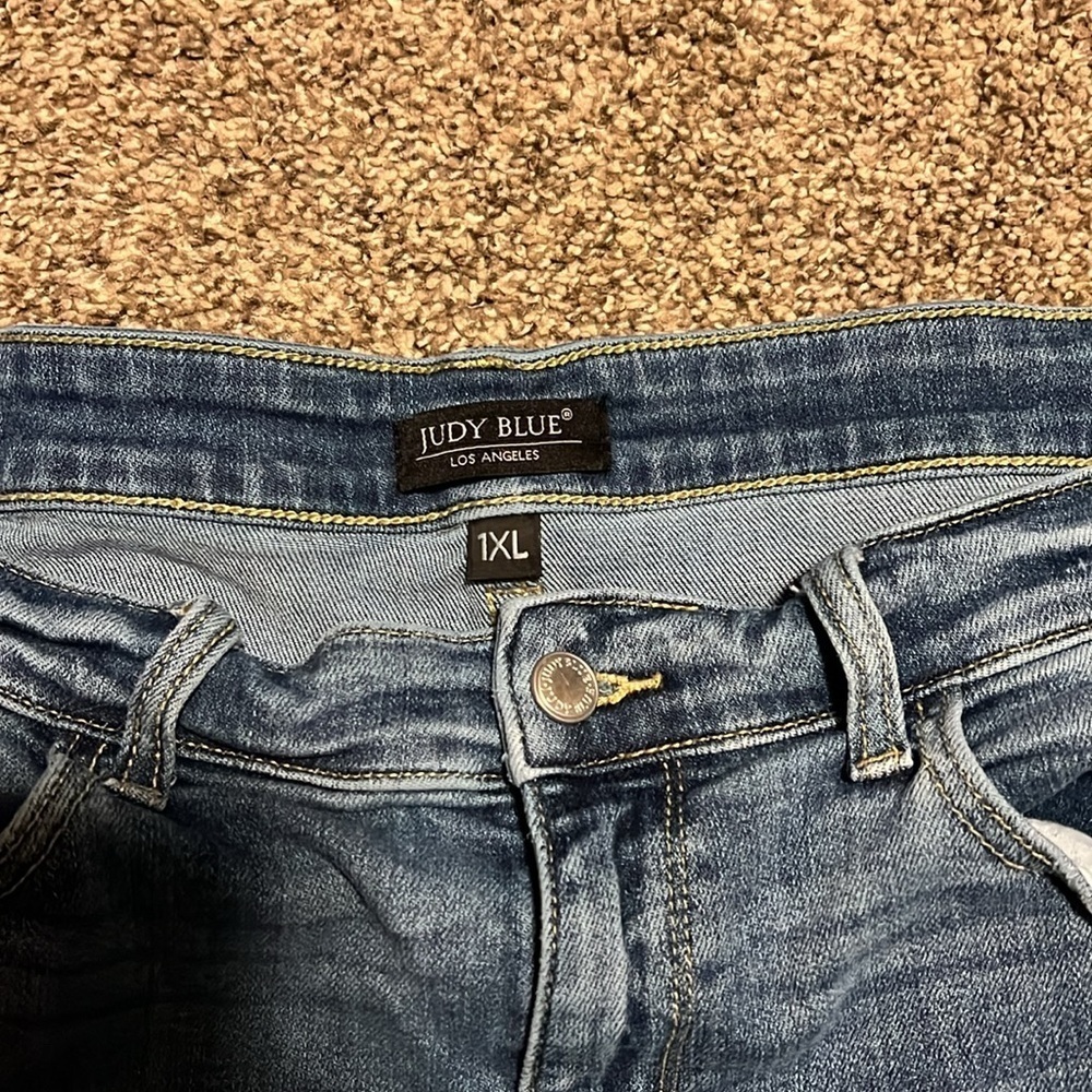 Judy Blue distressed light wash shorts - Picture 4 of 4